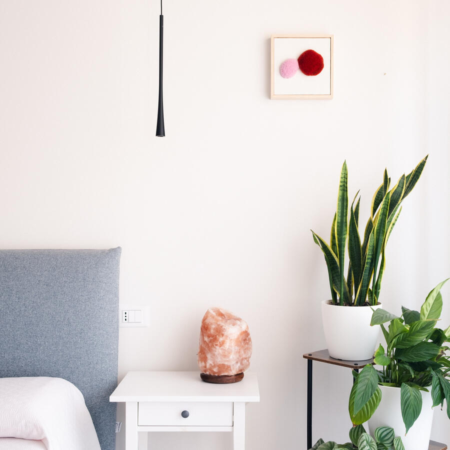 Camera da letto minimal con lampade a sospensione comodini