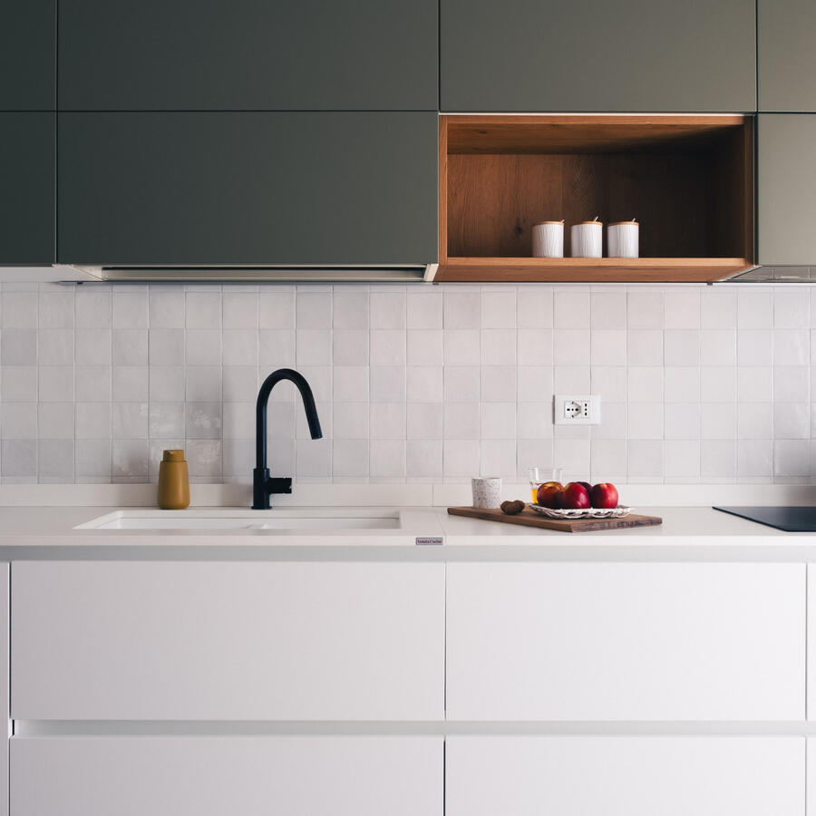 Cucina verde e bianca Cucina minimal bianca e verde + legno