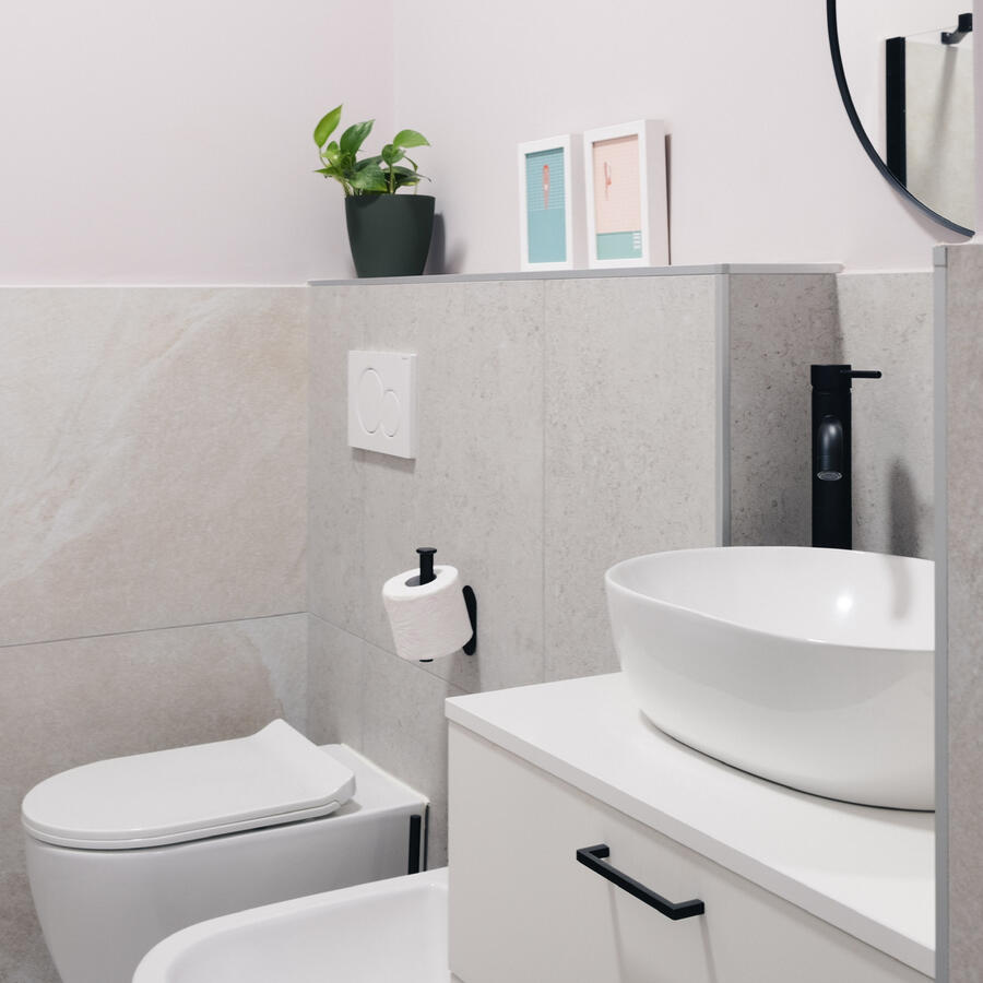 Bagno piccolo con lavabo d'appoggio e vasca