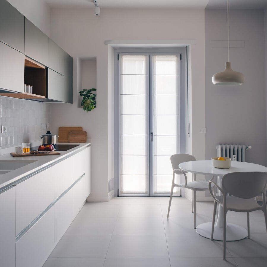 Cucina minimal con tavolo tulip Cucina luminosa, tavolo e sedie minimal